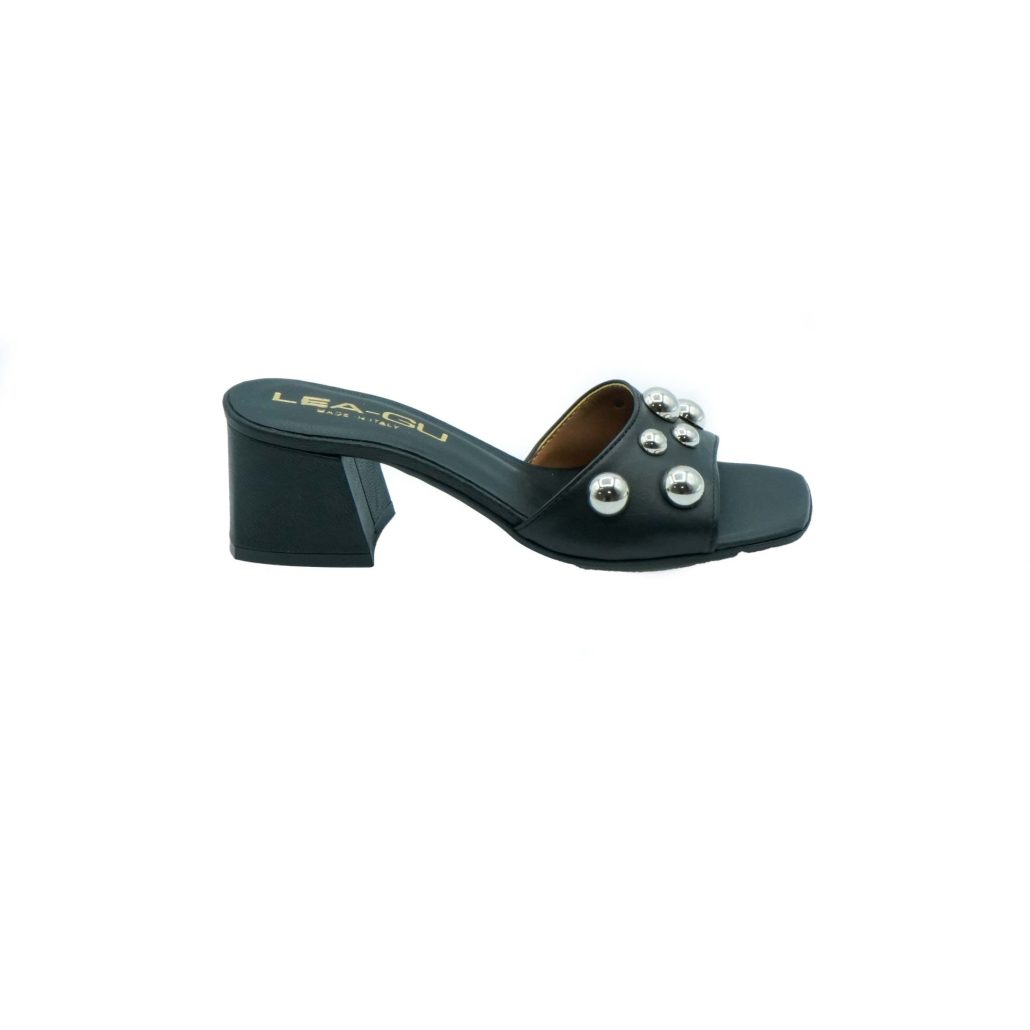 Lea Gu ciabatta in nappa, fascia frontale con borchie, tacco 50mm Italia