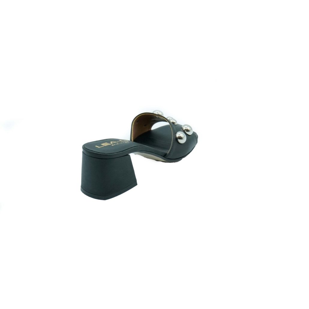 Lea Gu ciabatta in nappa, fascia frontale con borchie, tacco 50mm Italia