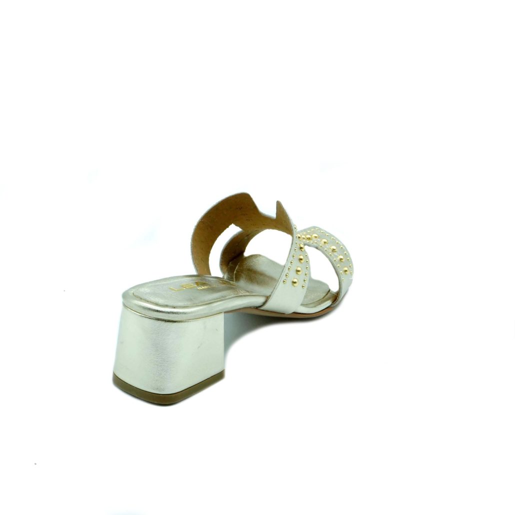 Lea Gu ciabattina in nappa laminata, fascia frontale con borchie oro, tacco ricoperto 50 mm Vendita