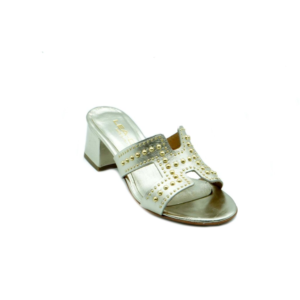 Lea Gu ciabattina in nappa laminata, fascia frontale con borchie oro, tacco ricoperto 50 mm Vendita