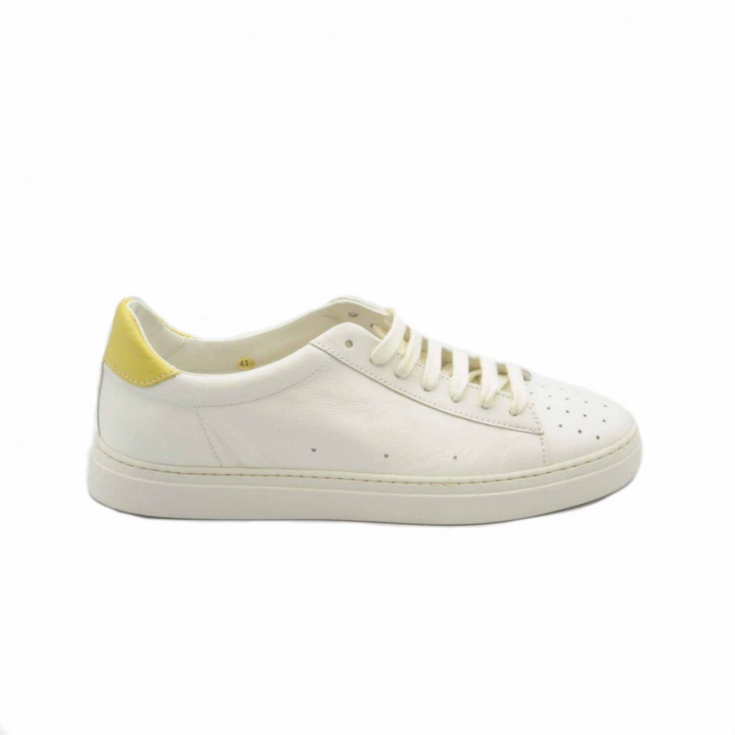 Lea Gu sneakers in nappa, punta traforata, tallone in contrasto verde, fondo gomma 25 mm Promozione