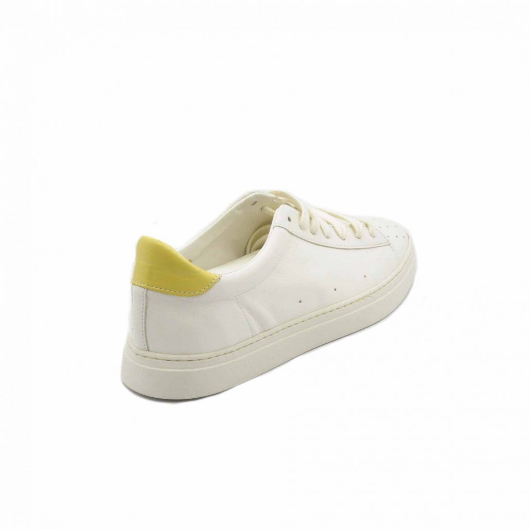Lea Gu sneakers in nappa, punta traforata, tallone in contrasto verde, fondo gomma 25 mm Promozione