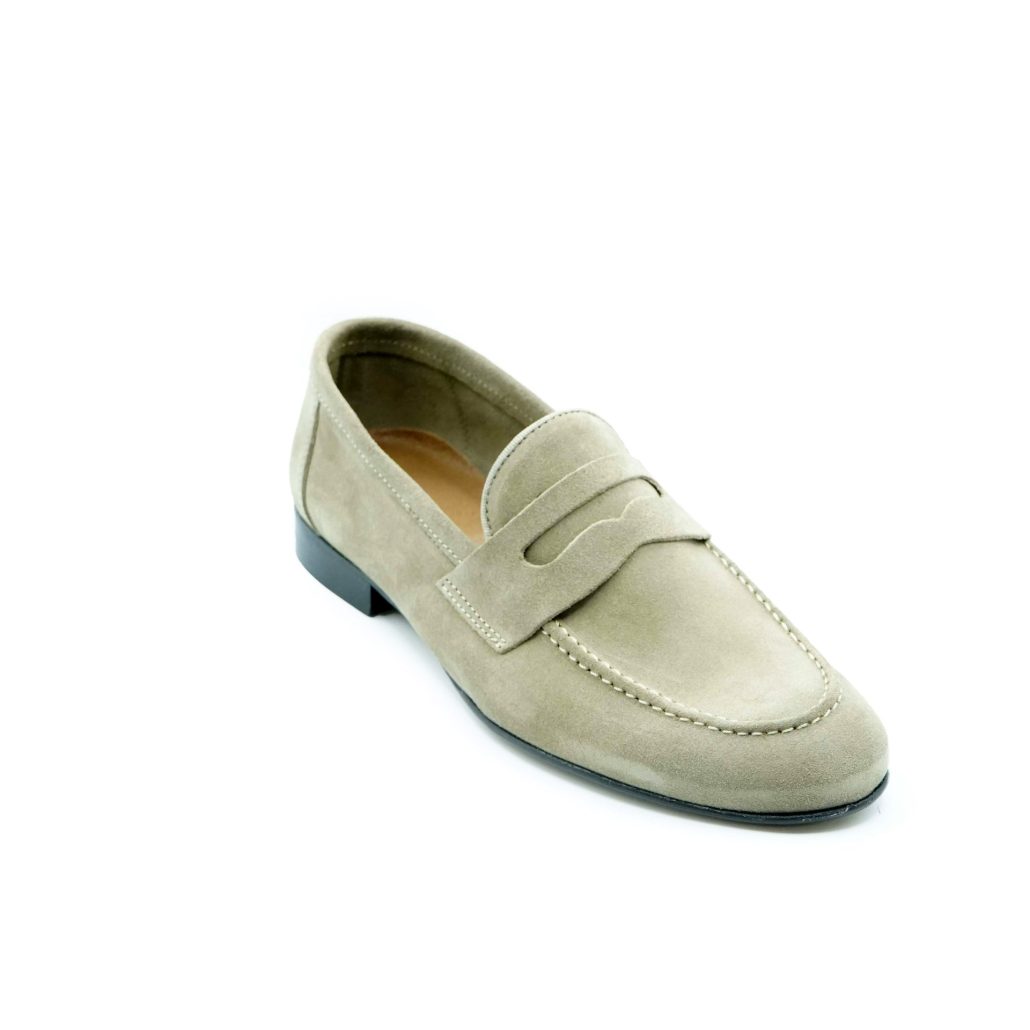 Lea Gu mocassino in camoscio, bocca di leone frontale, tacco 20mm Convenienza
