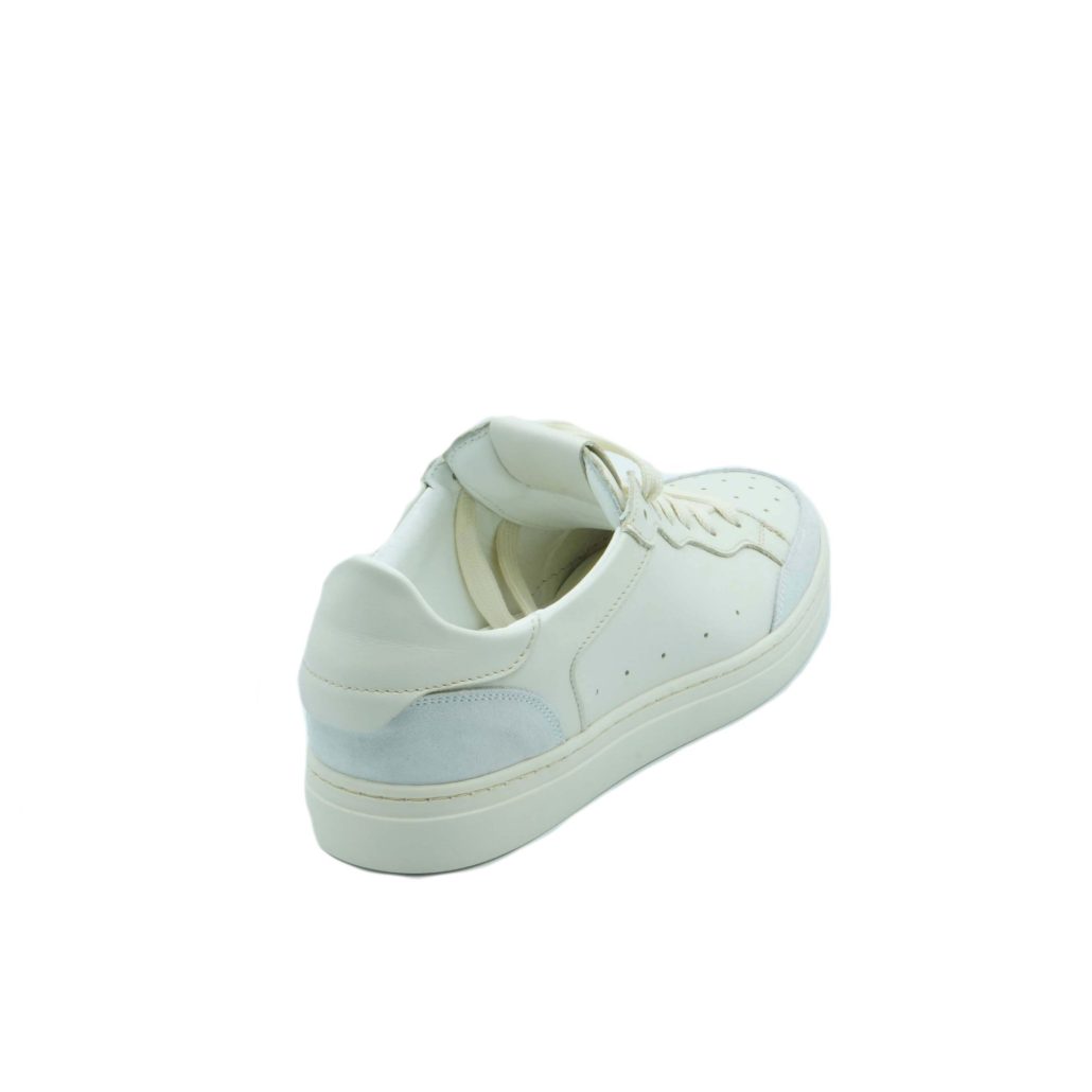 Lea Gu sneakers in nappa, allacciatura frontale, tallone in contrasto, fondo gomma 30mm Moda