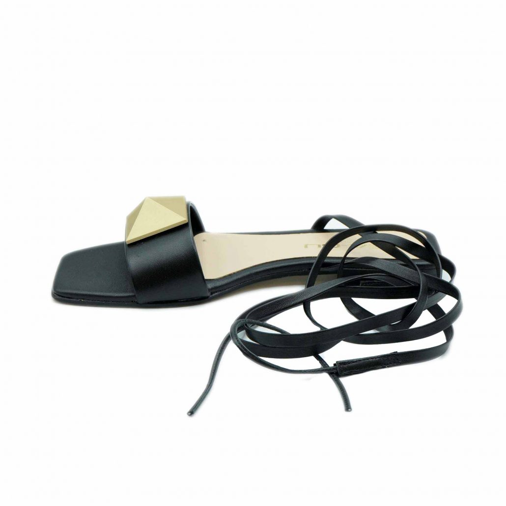 Lea Gu sandalo in nappa, fascia con piramide oro frontale, lacci in caviglia, tacco 20 mm Qualità