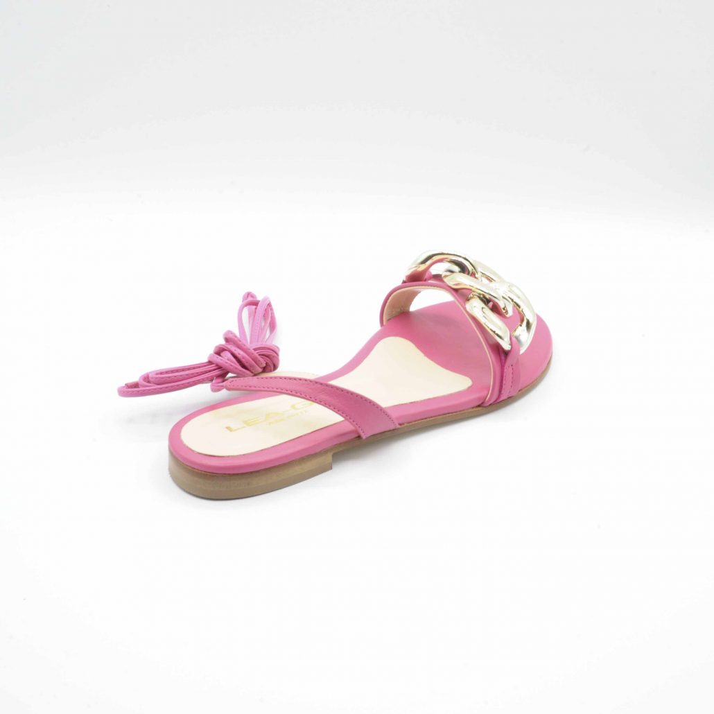 Lea Gu sandalo in nappa, allacciatura in caviglia e accessorio oro frontale, tacco 15 mm 2025
