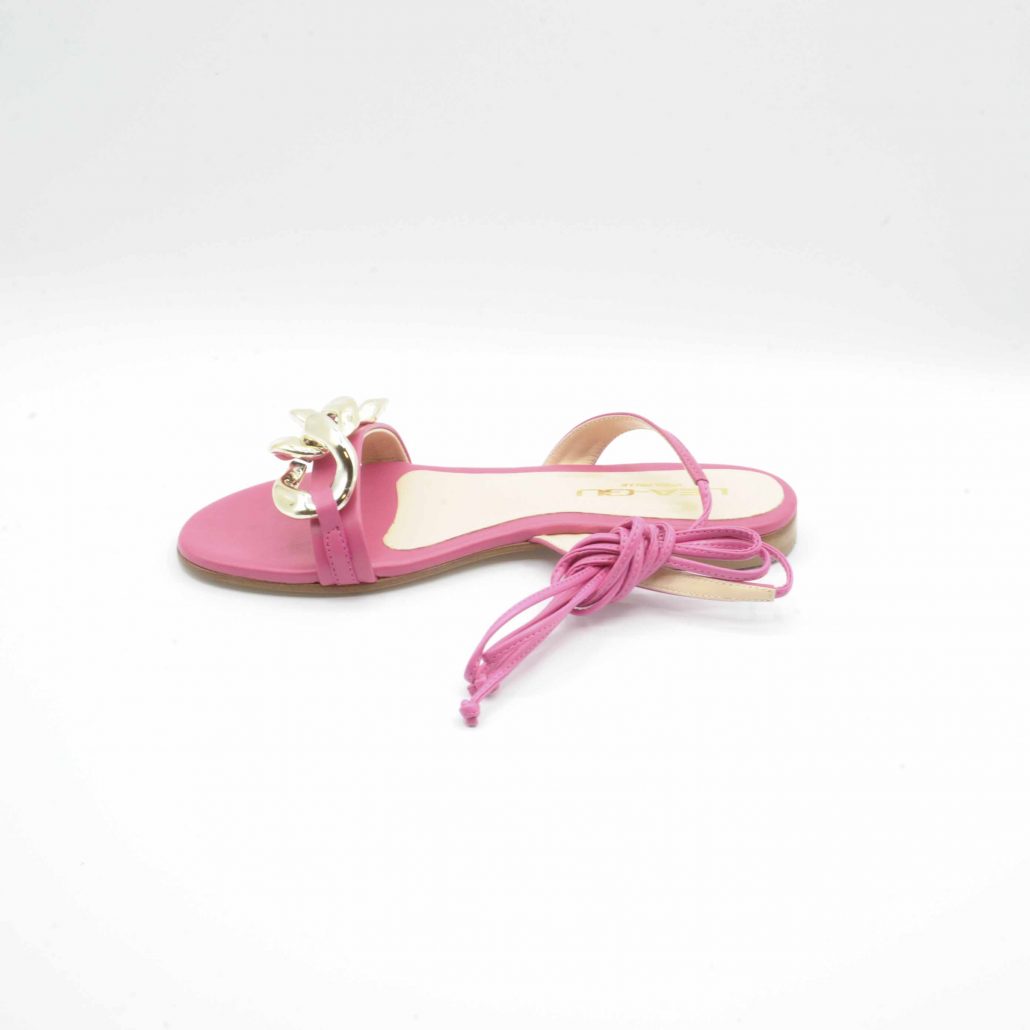 Lea Gu sandalo in nappa, allacciatura in caviglia e accessorio oro frontale, tacco 15 mm 2025