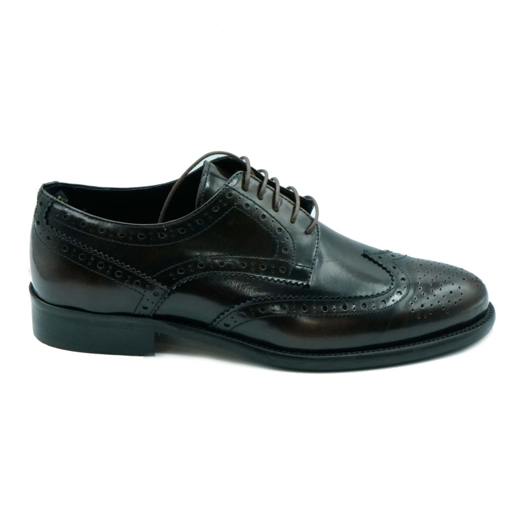Lea Gu scarpa in vitello abrasivato, allacciatura frontale, lavorazione in punta, tacco 25mm In Vendita