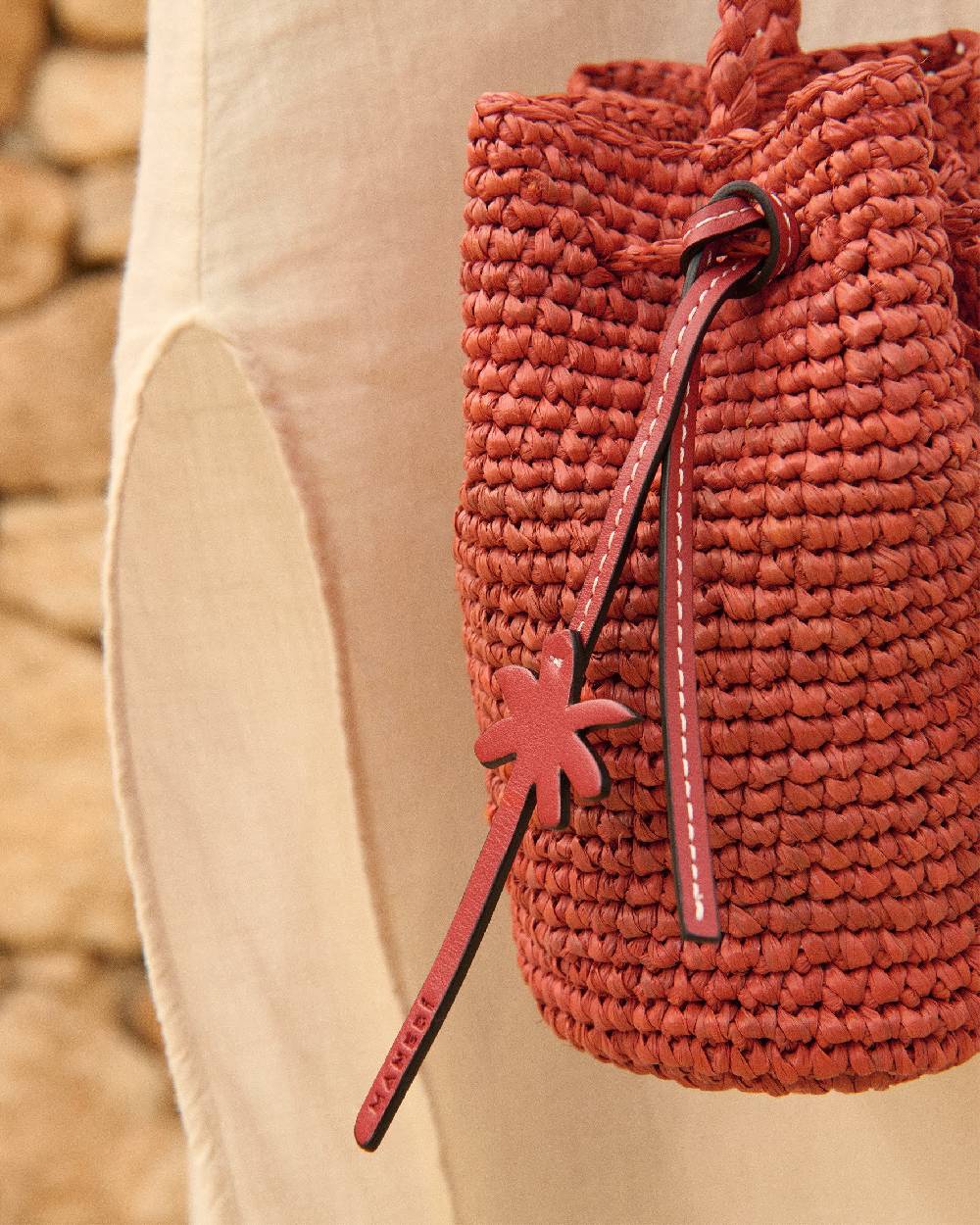 Manebí Raffia Beach Bucket Mini - Rust Negozio