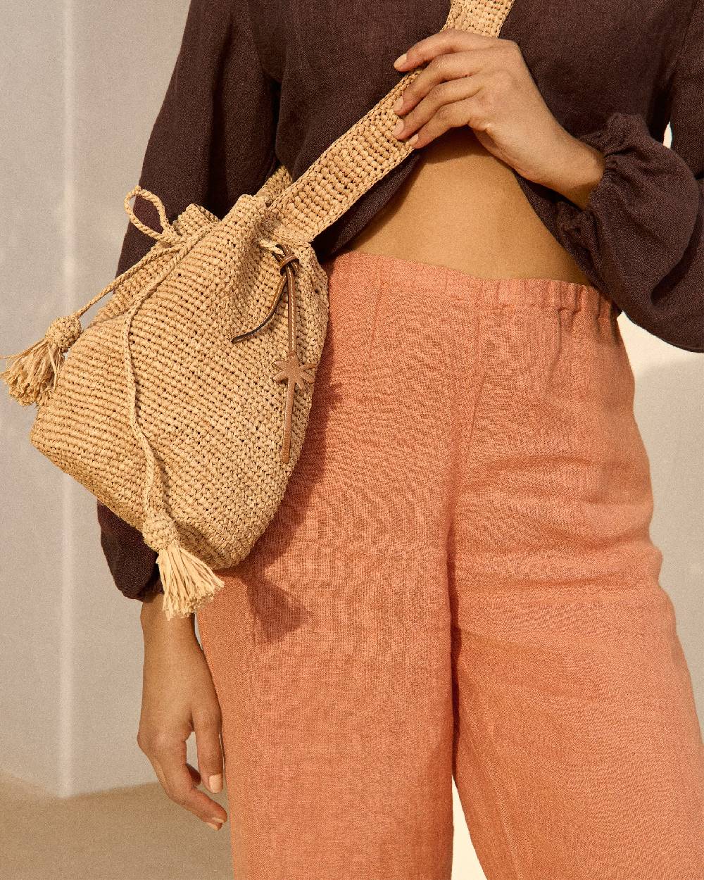 Manebí Raffia Beach Bucket - Palm Leather Tag Tan Presa
