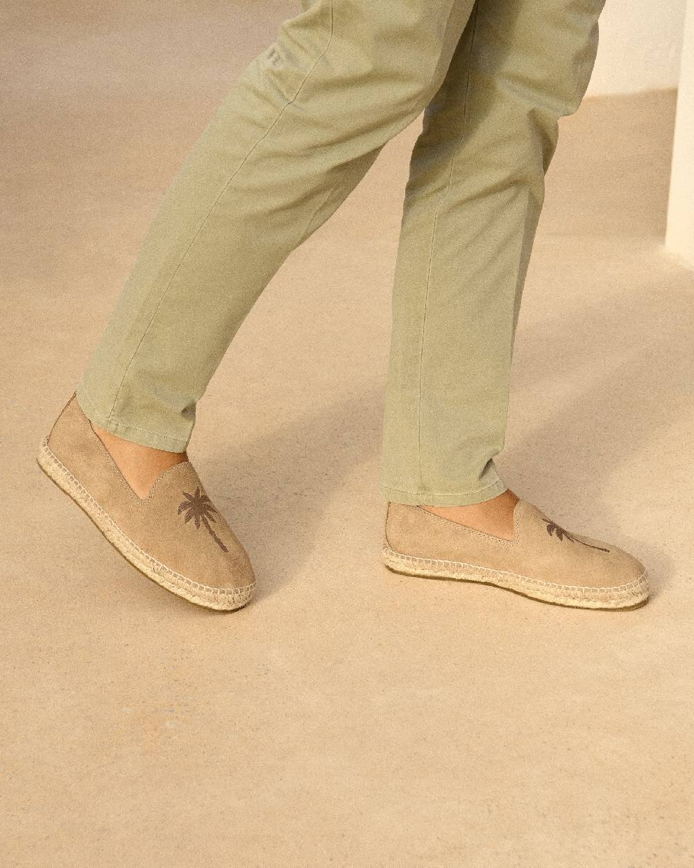 Manebí Espadrillas piatte in pelle scamosciata con ricamo - Palm Springs - Beige lavato e palmo in tono Promozione Limitata
