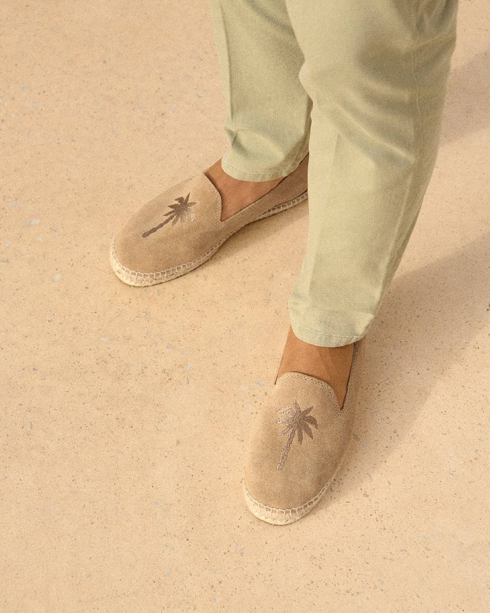 Manebí Espadrillas piatte in pelle scamosciata con ricamo - Palm Springs - Beige lavato e palmo in tono Promozione Limitata
