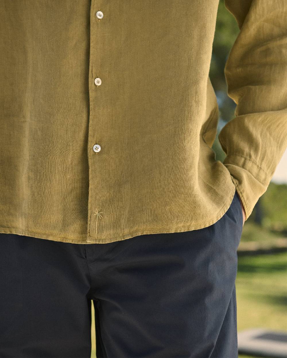 Manebí Linen Panama Shirt - Embroidered Palm Kaki Green Sconto