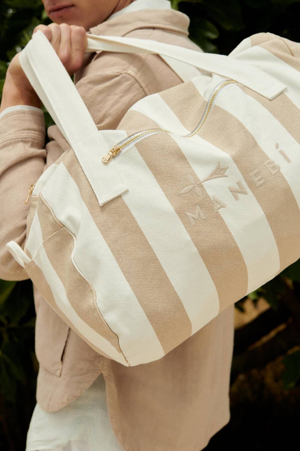 Manebí Canvas Weekend Bag - Embroidered Logo White and Beige Stripes Offerta speciale della fabbrica