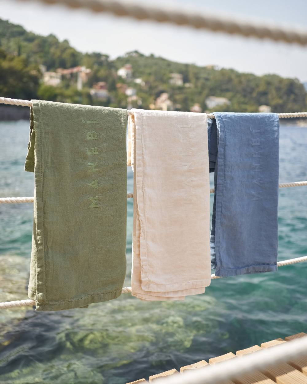 Manebí Washed Linen Beach Towel - Embroidered Logo Sage Acquista Ora