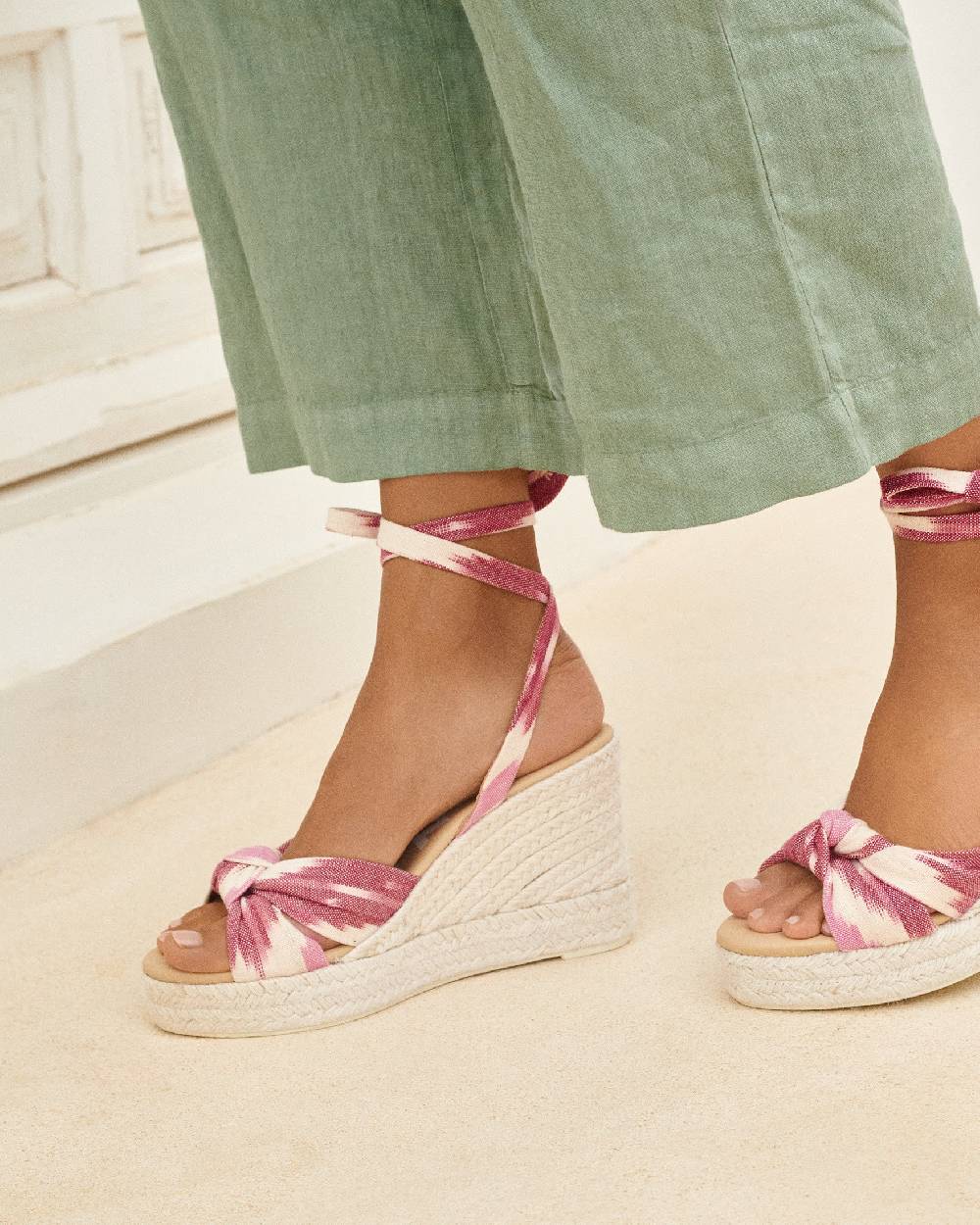 Manebí Dyed Cotton Wedge Espadrilles|With Knot - Tulum Pink And White Ikat Affare Del Giorno
