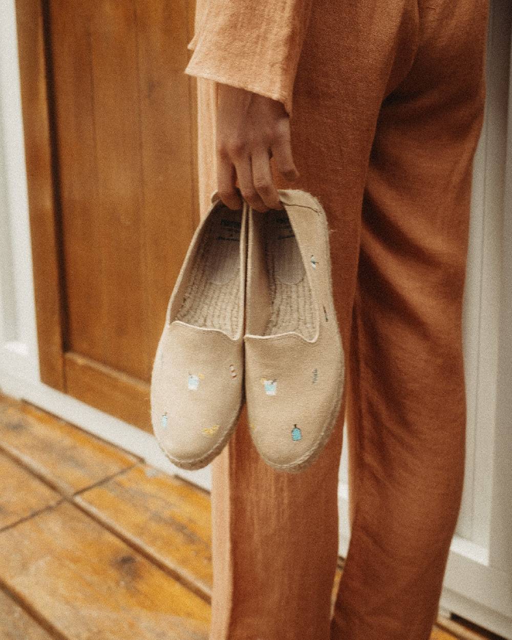 Manebí Espadrillas con Platform in Pelle Scamosciata - Portofino Dry Gin X Manebí Champagne Beige con Ricami Multicolor Soddisfazione Garantita