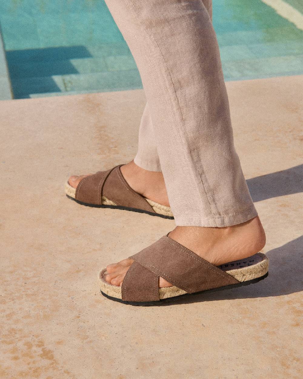 Manebí Suede Crossed Bands Sandals - Moka Vendita Calda
