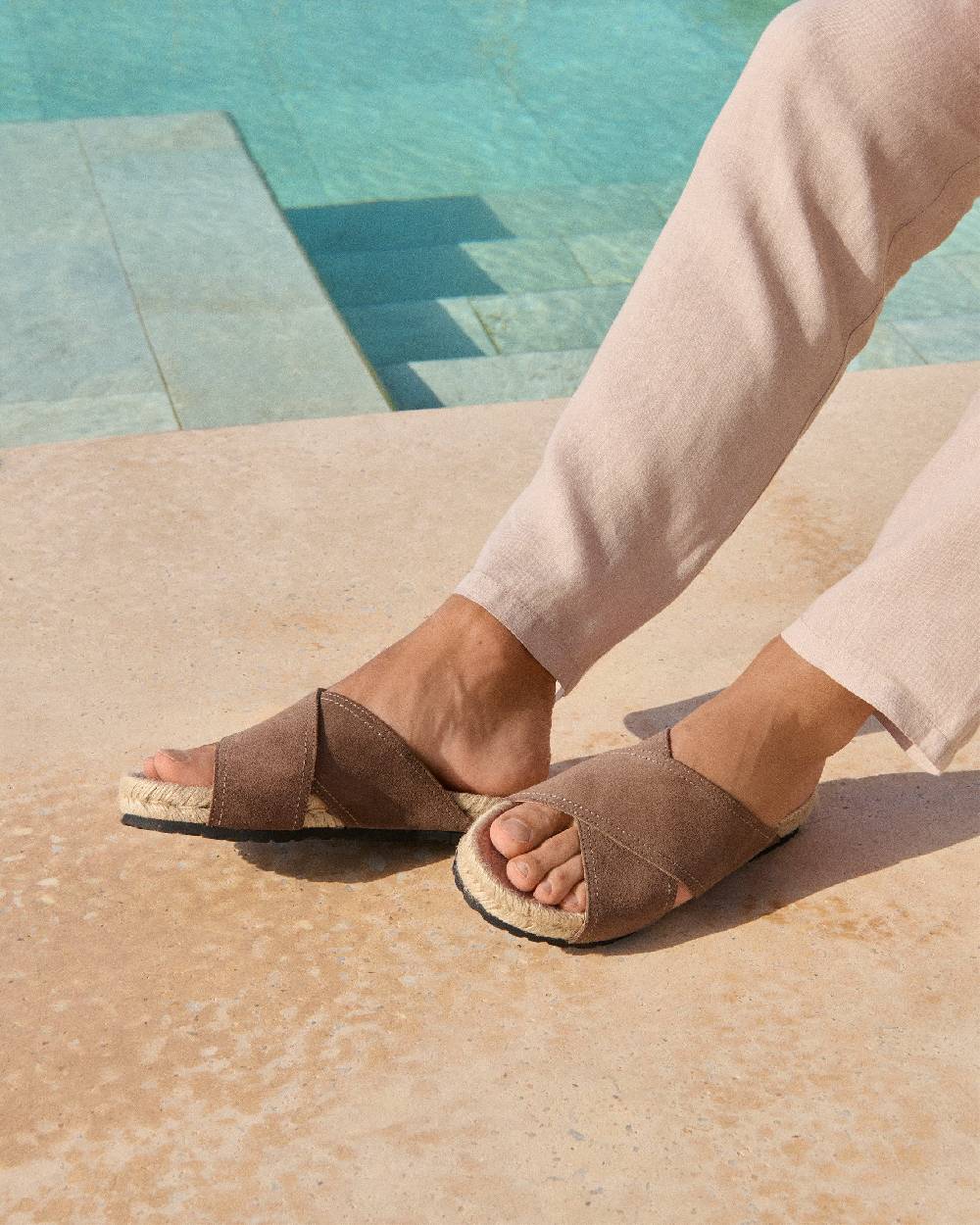 Manebí Suede Crossed Bands Sandals - Moka Vendita Calda