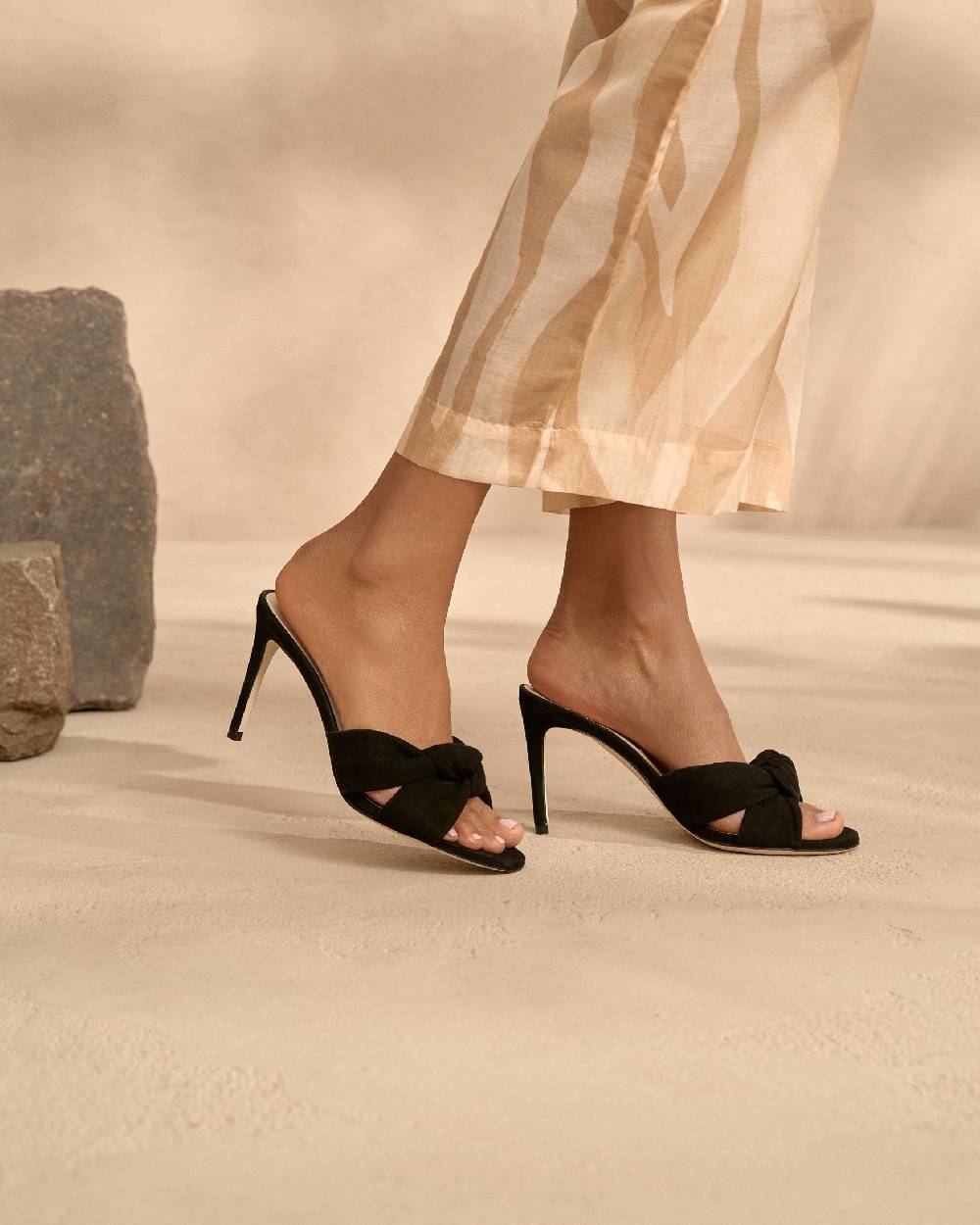 Manebí Sophie Suede Mule Heels - Knot Black Consegna Veloce