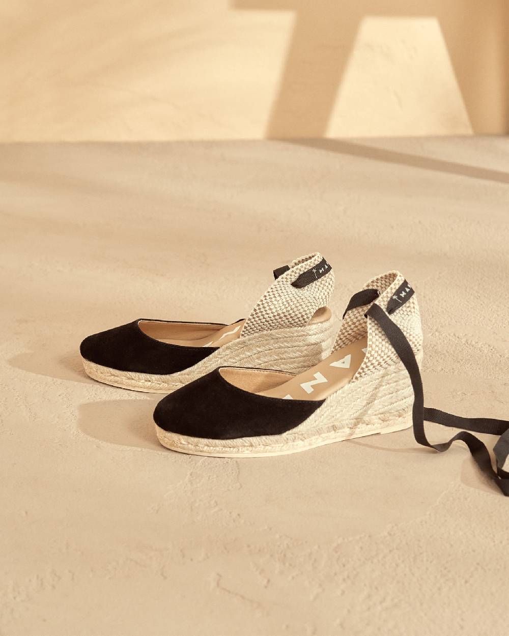 Manebí Soft Suede Low Wedge Espadrilles - Hamptons Black Spedizione Gratuita